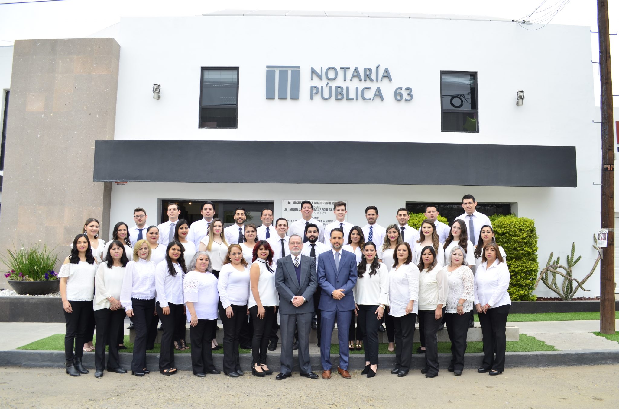 Equipo de la Notaría Pública No. 63 frente a sus instalaciones